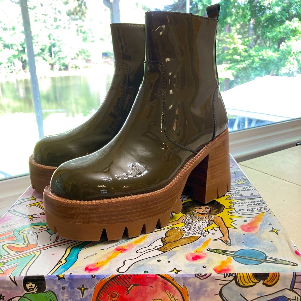 Jeffrey Campbell Quavo Platform boot in Khaki Patent size 9.